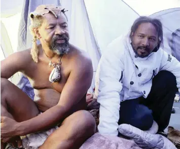  ?? JACQUES NAUDE African News Agency (ANA) ?? CHIEF Khoisan SA with Khoisan headman Milano Gordon from Pretoria, in their tent outside the Union Buildings. |