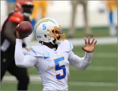  ?? AP Photo/Aaron Doster ?? Los Angeles Chargers quarterbac­k Tyrod Taylor (5) throws during the first half of an NFL football game against the Cincinnati Bengals, on Sunday in Cincinnati.