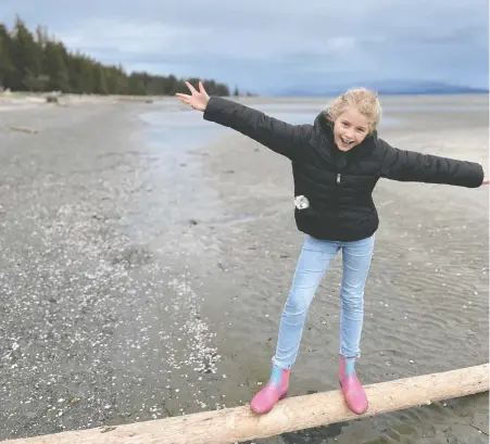  ?? PHOTOS: CURT WOODHALL ?? Brooklyn is a dedicated beachcombe­r and enjoyed hunting for seashells on the beach in Parksville Qualicum Beach.