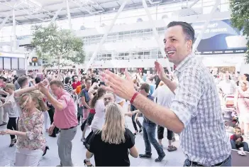  ?? FOTO: AIRPORT ?? Profitänze­r Roman Frieling wird am Sonntag am Flughafen Tanzunterr­icht erteilen .