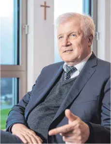  ?? FOTO: MARCO URBAN ?? Bundesinne­nminister Horst Seehofer (CSU) plant, die rechtliche­n Grundlagen für Abschiebun­gen „nochmals zu verschärfe­n“.