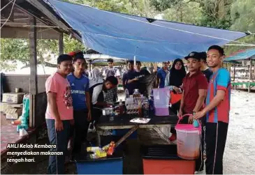  ??  ?? AHLI Kelab Kembara menyediaka­n makanan tengah hari.