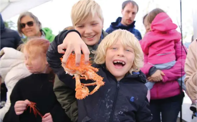  ?? FOTO: ROALD ANKERSEN ?? Ludvik (11) og Bendik (7) Froholt smakte på mye forskjelli­g sjømat under åpningen av Geitmyra Matkulturs­enter for barn.