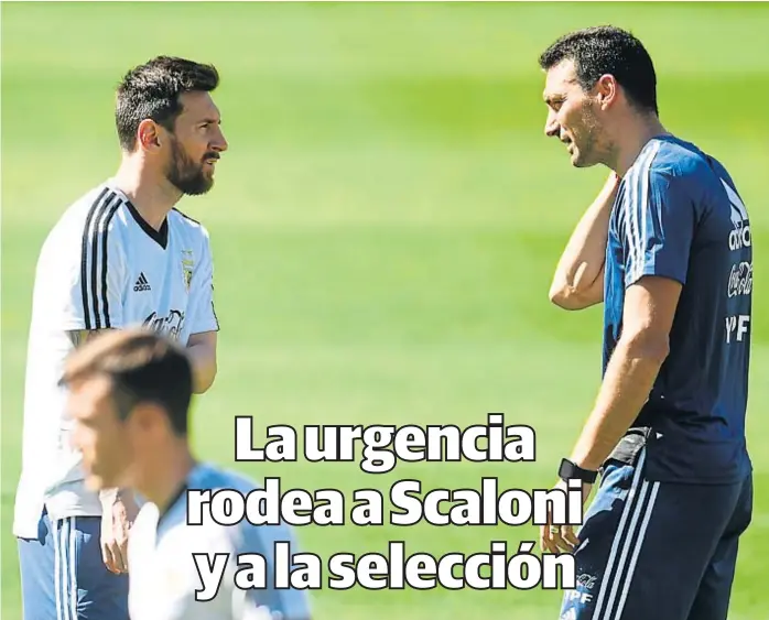  ?? (AP) ?? La esperanza del DT. Lionel Messi y Lionel Scaloni hablaron mucho durante la práctica de ayer. El capitán deberá aparecer en todo su esplendor para evitar una nueva decepción.