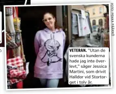  ?? FOTO: PEKKA PÄÄKKÖ FOTO: PEKKA PÄÄKKÖ FOTO: PEKKA PÄÄKKÖ ?? VETERAN. ”Utan de svenska kunderna hade jag inte överlevt,” säger Jessica Martini, som drivit Halldor vid Stortorget i tolv år.