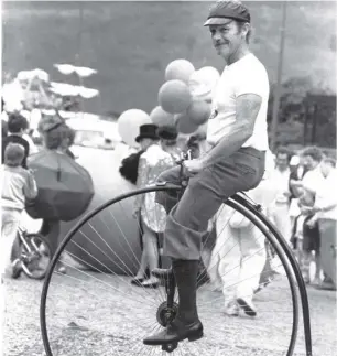  ??  ?? 2 Loren Hufstetler, looking dashing on his Penny Farthing