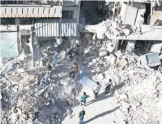  ??  ?? Sirios buscan sobrevivie­ntes luego de un bombardeo en Tariq al-Bab, en Aleppo.