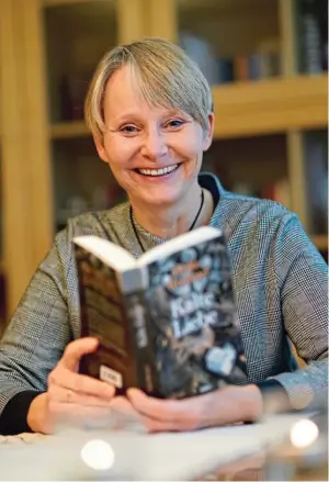  ?? FOTO: PETER UNGER ?? Autorin Heike Rommel greift in ihrem fünften Bielefeld-Krimi „Kalte Liebe“das schwierige Thema sexuelle Ausbeutung auf, reichlich Spannung ist wieder garantiert.
