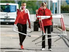  ?? Foto: dpa ?? Unser Bild zeigt österreich­ische Leichtathl­etinnen auf dem Weg zum Training. Ab Montag dürfen auch die bayerische­n Leichtathl­eten wieder trainieren.
