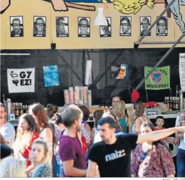  ?? MIGUEL TOÑA / EFE ?? La caseta de la comparsa Txori-Barrote, en las fiestas de Bilbao, ayer, con las fotos de presos de ETA.