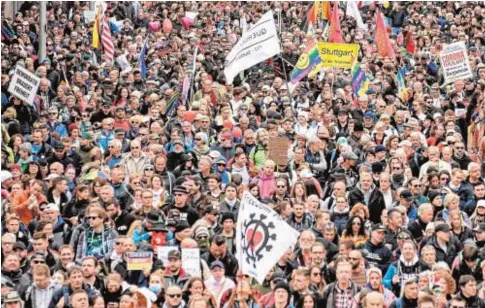  ?? EFE ?? Manifestac­ión contras las restriccio­nes del movimiento ‘Querdenken’ en Stuttgart