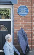  ??  ?? Son Jim Wight reveals the plaque at Brandling Street, Roker.