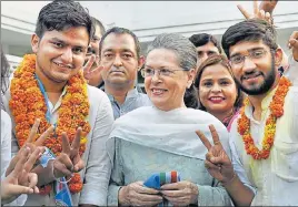  ?? PTI ?? Congress president Sonia Gandhi with NSUI’s winning candidates Rocky Tuseed (left) and Kunal Sehrawat on Wednesday.