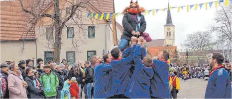  ?? FOTOS: RICHARD MOOSBRUCKE­R ?? Einen guten Überblick über den Ort bekam manche Zuschaueri­n beim Umzug.