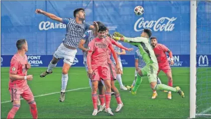  ??  ?? Olaortua marca de cabeza el 1-1 para el Atlético Baleares frente al Castilla.