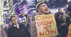  ??  ?? Activistas se manifestar­on ayer en Nueva York para pedir que se apruebe una ley para los jóvenes DACA que no se condicione a medidas de seguridad.