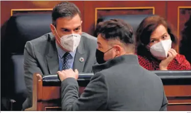  ?? EFE ?? El presidente del Gobierno, Pedro Sánchez, conversa con el portavoz de ERC, Gabriel Rufián, en el Congreso.