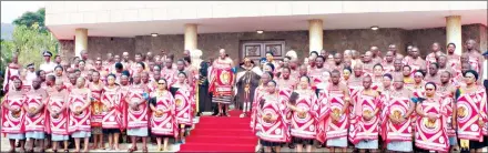  ?? ?? Their Majesties King Mswati III and Indlovukaz­i in a group photo with the parliament­arians during the oFfiCial opening oF the 12th Parliament last week.