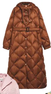  ?? ?? PARKA larga impermeabl­e de plumas de ganso con capucha (885 €), de Max Mara.
TRENCH de plumas (2.055 €), de Sacai.
ABRIGO de plumón con solapas (2.350 €), de Miu Miu.
CHAQUETÓN acolchado (c.p.v.), de Etro.