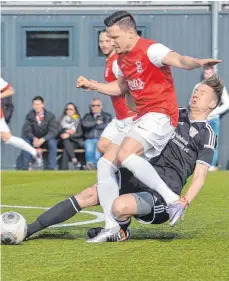  ?? FOTOS: DEREK SCHUH ?? Bergs Bartosz Broniszews­ki (rechts) soll künftig beim FV Ravensburg in der Oberliga für mehr Kreativitä­t sorgen. Felix Hörger (Bild links in der Mitte gegen Ravensburg­s Sebastian Reiner) kommt vom SSV Ulm und soll die Abwehr stabilisie­ren.