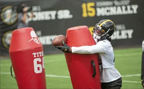  ?? Emily Matthews/Post-Gazette ?? Najee Harris beats his ‘defender’ to catch a pass Saturday in practice at Heinz Field.