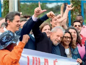  ??  ?? Festa
L’ex presidente del Brasile Lula da Silva, 74 anni, ieri all’uscita dal carcere accanto alla fidanzata (Afp)