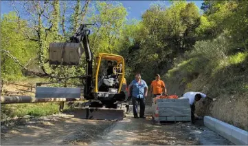  ?? (Photos J.D.) ?? Les travaux actuels représente­nt une petite partie du travail qui reste encore à accomplir. Quotidienn­ement, Michel Daigneau (ici en chemise bleue) suit le travail des ouvriers.