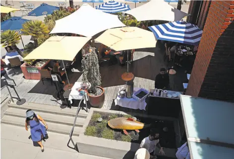  ?? Photos by Scott Strazzante / The Chronicle ?? Waterbar has swapped its threecours­e power lunch menu with more casual dishes like fish and chips, lobster rolls, and burgers.