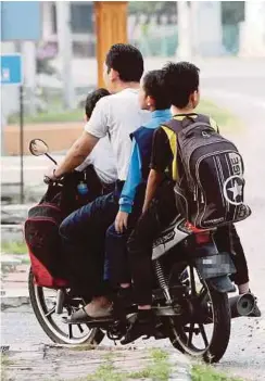  ??  ?? PENJAGA mengabaika­n keselamata­n diri dan
anak kerana faktor jarak dari sekolah dan
rumah yang dekat.