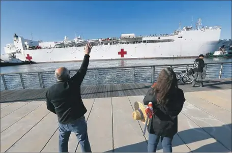  ?? Luis Sinco Los Angeles Times ?? THE NAVY hospital ship Mercy pulls into the Port of Los Angeles, with 1,000 beds and 800 staffers ready to ease hospitals’ bed crunch.