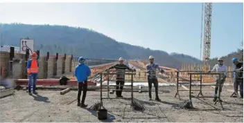  ?? FOTO: PETER GASCHOTT ?? Harter Job beim Bau der neuen Grumbachta­lbrücke: Eisenflech­ter müssen sehr hart arbeiten, aber von ihnen hängt entscheide­nd die Stabilität von Stahlbeton ab.