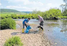  ?? FOTO: PAUL HAUG ?? Einen toten Biber holen Bürgermeis­ter Martin Numberger und Bauhofleit­er Karl Cech am Sonntag aus der Donau in Gutmadinge­n. Das Tier, das wohl schon einige Tage in der Donau lag, wurde von einem Radfahrer entdeckt, der den „Fund“meldete.