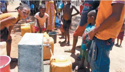  ?? INSTITUT DE LA FRANCOPHON­IE POUR LE DÉVELOPPEM­ENT DURABLE ?? L’Institut de la Francophon­ie pour le développem­ent durable a soutenu le projet Adduction d’eau potable à Ambesisika, à Madagascar. Dorénavant, les villageois peuvent bénéficier d’eau potable grâce à la rétrofiltr­ation biologique.