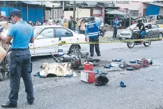  ?? FOTO: EL HERALDO ?? El motociclis­ta fue arrollado en el bulevar Fuerzas Armadas, a la altura de la colonia Las Brisas de Tegucigalp­a, por una rastra.