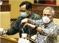  ?? HENDRA EKA/JAWA POS ?? INGIN KEPASTIAN: Ketua KPU Arief Budiman (kanan) bersama Komisioner KPU I Dewa Kade Wiarsa Raka Sandi saat rapat dengan Komisi II DPR di Senayan, Jakarta, kemarin (11/6).