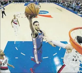  ?? FOTO: AP ?? Finalizaci­ón de Ben Simmons. El base de los Sixers aspira a ser ‘rookie’ del año