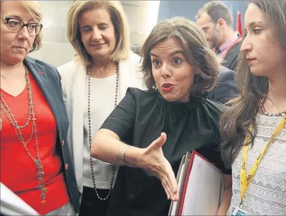  ?? EMILIA GUTIÉRREZ ?? La vicepresid­enta Soraya Sáenz de Santamaría junto a la ministra de Empleo, Fátima Báñez, tras el Consejo de Ministros