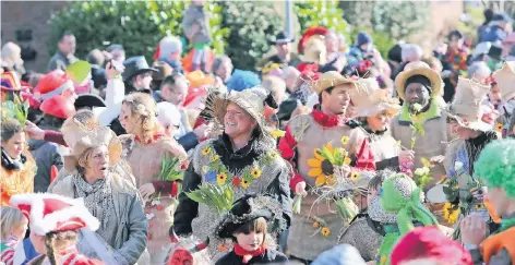  ?? RP-FOTO: OLAF STASCHIK ?? Im vergangene­n Jahr feierten die Jecken in Itter ausgelasse­n ihren Veedelszug. Für dieses Jahr wurden die Auflagen erhöht.