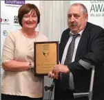  ??  ?? Anne Marie Nic Gearailt, Údarás na Gealtacht presenting the award to Comhcoiste Ghaeltacht Uibh Rathaigh.