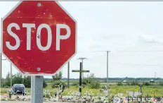  ?? LIAM RICHARDS ?? A memorial for the victims of the Humboldt Broncos bus crash sits at the intersecti­on of highways 35 and 335.