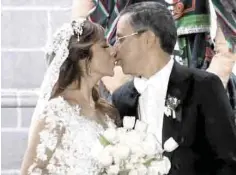  ??  ?? Acusan. La crítica en redes sociales ante la boda “fifí” pone en duda si el dinero del evento fue pagado del por la pareja o representó un desfalco.