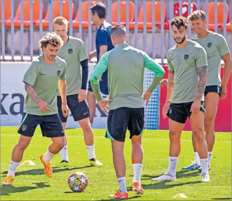  ?? ?? Griezmann, en el centro de un ejercicio conVermeer­en, Llorente y Hermoso, en la última sesión del Atlético antes de Dortmund.