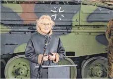  ?? FOTO: ODD ANDERSEN/AFP ?? Verteidigu­ngsministe­rin Christine Lambrecht beim Besuch des Panzergren­adierbatai­llons 371 in der Erzgebirgs­kaserne vor einem älteren Schützenpa­nzerMarder.
