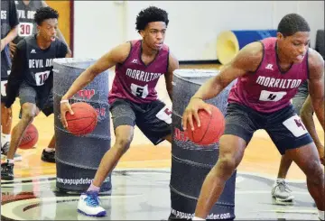  ?? WILLIAM HARVEY/RIVER VALLEY & OZARK EDITION ?? From left, Morrilton junior Jansen Bell, junior Xavier Wright and senior Torian Cain work on a ball-handling drill during preseason practice.