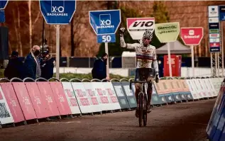  ??  ?? Above and right: Mathieu van der Poel sports the World Champion’s rainbow stripes as he storms to his first victory of 2021 in Belgium’s GP Sven Nys on New Year’s Day
Previous pages: Mathieu van der Poel chases Wout van Aert in yellow at the Namur round of the 2020/21 Cyclocross World Cup