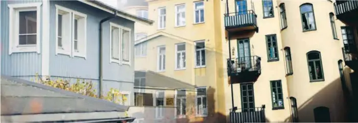  ?? FOTO: MIKAEL ANDERSSON OCH ANDREAS ENBUSKE ?? BROMSAT. Priserna har sjunkit rejält senaste året på bostäder i Stockholm, men den senaste tiden har tappet bromsat in. Bilden är ett montage.