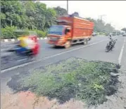  ?? RAVI CHOUDHARY/HT PHOTO ?? The potholed road near Metcalfe House was quickly filled up after Wednesday’s accident.