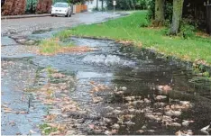  ?? Foto: Georg Wurm ?? Aus einem Kanal in der Rohrenfels­er Frühlingss­traße sprudelt nach dem heftigen Re  gen das Wasser.