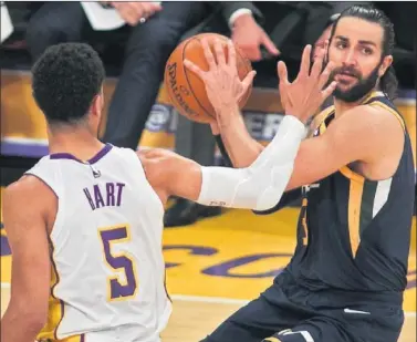  ??  ?? GRAN MOMENTO. Ricky se dispone a asistir a un compañero ante la defensa de Josh Hart (Lakers).