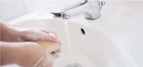  ?? Foto: dpa ?? Auch häufiges Händewasch­en strapazier­t die Haut. Eine schützende Creme kann helfen.